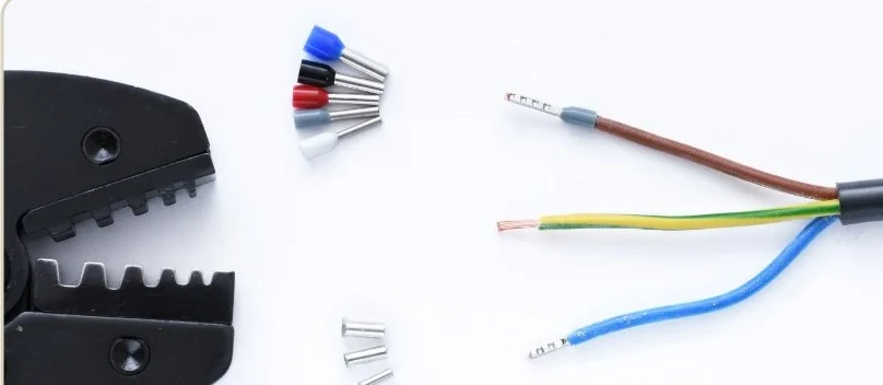 Alicate de crimpar ao lado de terminais tipo ferrule e fios de sinal descascados
